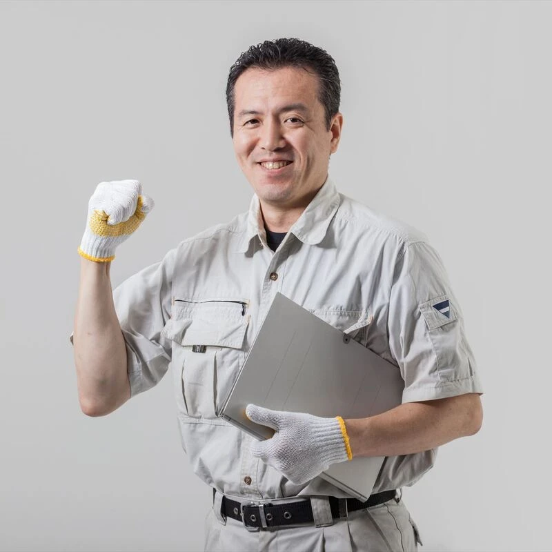 ポーズを決める作業服の男性