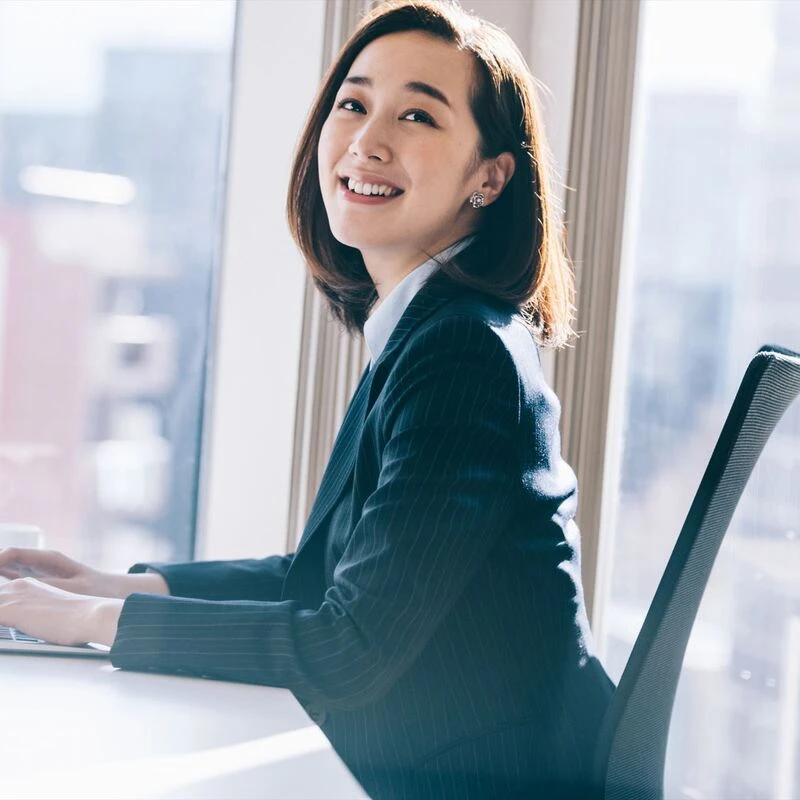 振りむく女性スタッフ
